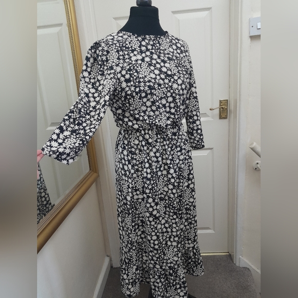 Long sleeve daisy print midi dress size 12 - Picture 4 of 6